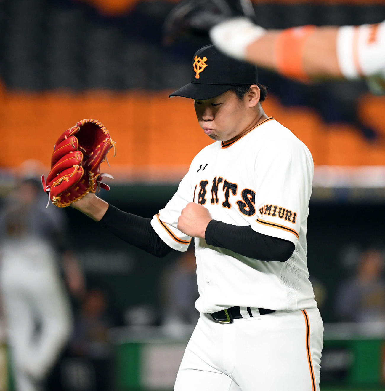 巨人対阪神　1回を無失点に抑えガッツポーズ決める巨人の先発田口（撮影・たえ見朱実）