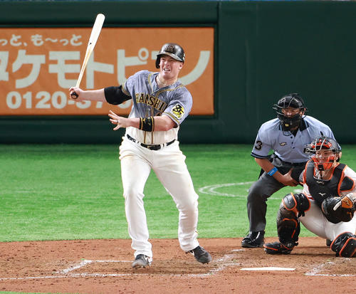 巨人対阪神　5回表阪神2死一塁、二ゴロに倒れるボーア（撮影・江口和貴）