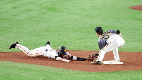 巨人対阪神　6回裏巨人1死一塁、二塁盗塁を試みるも失敗した重信（左）。右は二塁手上本（撮影・江口和貴）