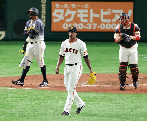 巨人対阪神　7回表阪神2死一、三塁、マルテ（左）に四球を与え満塁としたビエイラ（撮影・江口和貴）