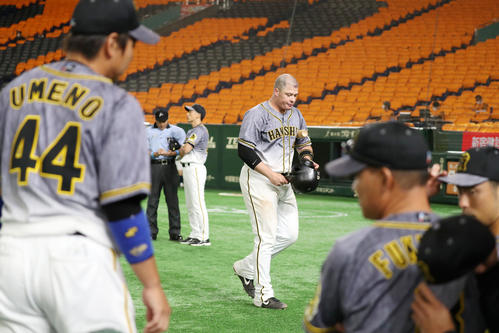 ボーアは見逃し三振しベンチへ引き揚げる、左は選手交代を告げる矢野監督（撮影・加藤哉）