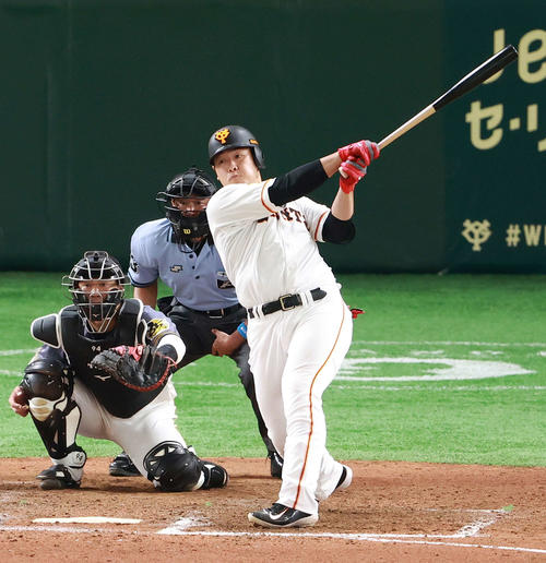 巨人対阪神　8回裏巨人2死満塁、右前適時打を放つ岡本（撮影・江口和貴）