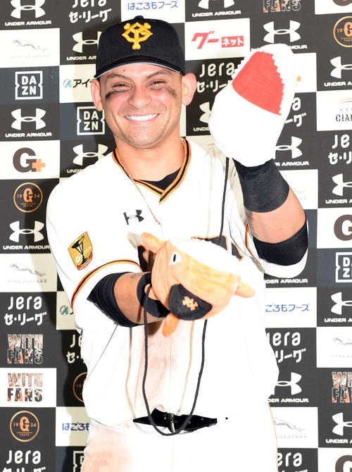 巨人対阪神　「シャーク手袋」をはめて笑顔でポーズを決める巨人パーラ（撮影・たえ見朱実）