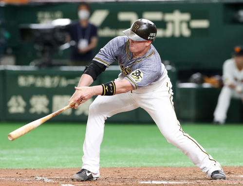 巨人対阪神　3回表阪神2死満塁、ボーアは二塁ゴロを放ちチャンスを生かせず（撮影・加藤哉）