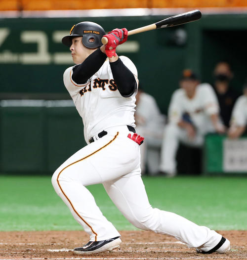 4回裏巨人1死三塁、岡本は左越え適時二塁打を放つ（撮影・加藤哉）