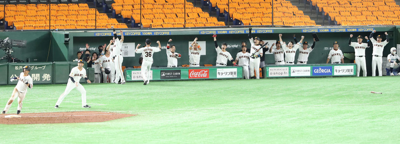 巨人対阪神　7回裏巨人1死二塁、吉川尚（手前左）が逆転2点本塁打を放ちガッツポーズで歓喜する原監督（右から3人目）ら（撮影・江口和貴）