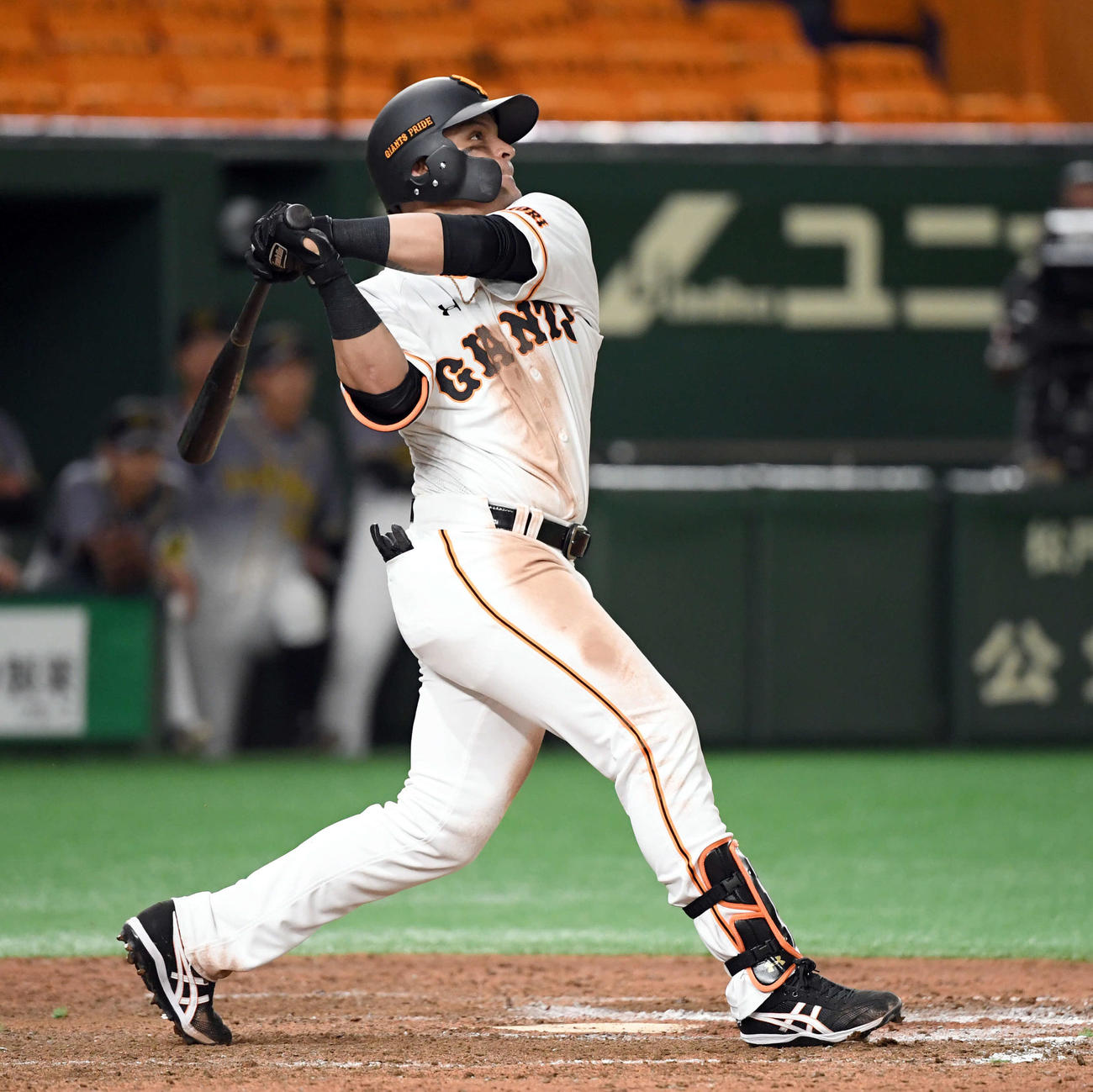 巨人対阪神　7回裏巨人2死一、二塁、右越えに来日初本塁打を放つパーラ（撮影・たえ見朱実）