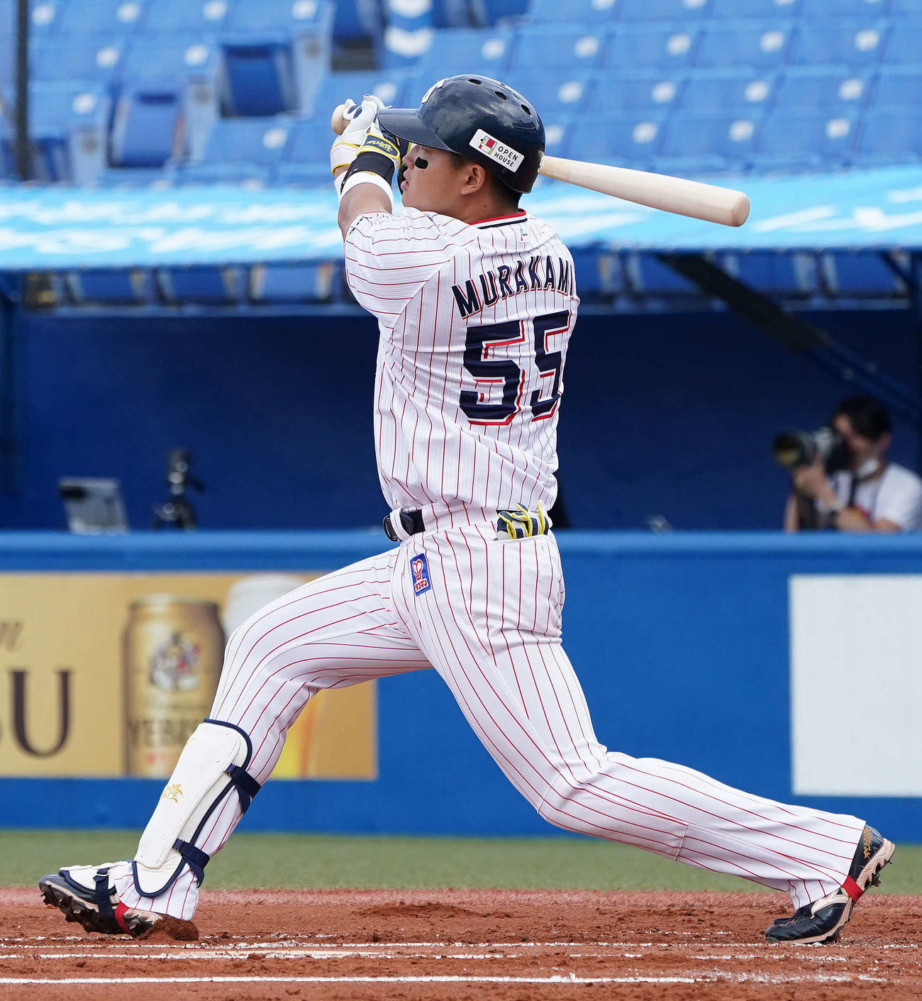 ヤクルト対中日　1回裏ヤクルト1死、右越えソロ本塁打を放つ村上（撮影・鈴木みどり）