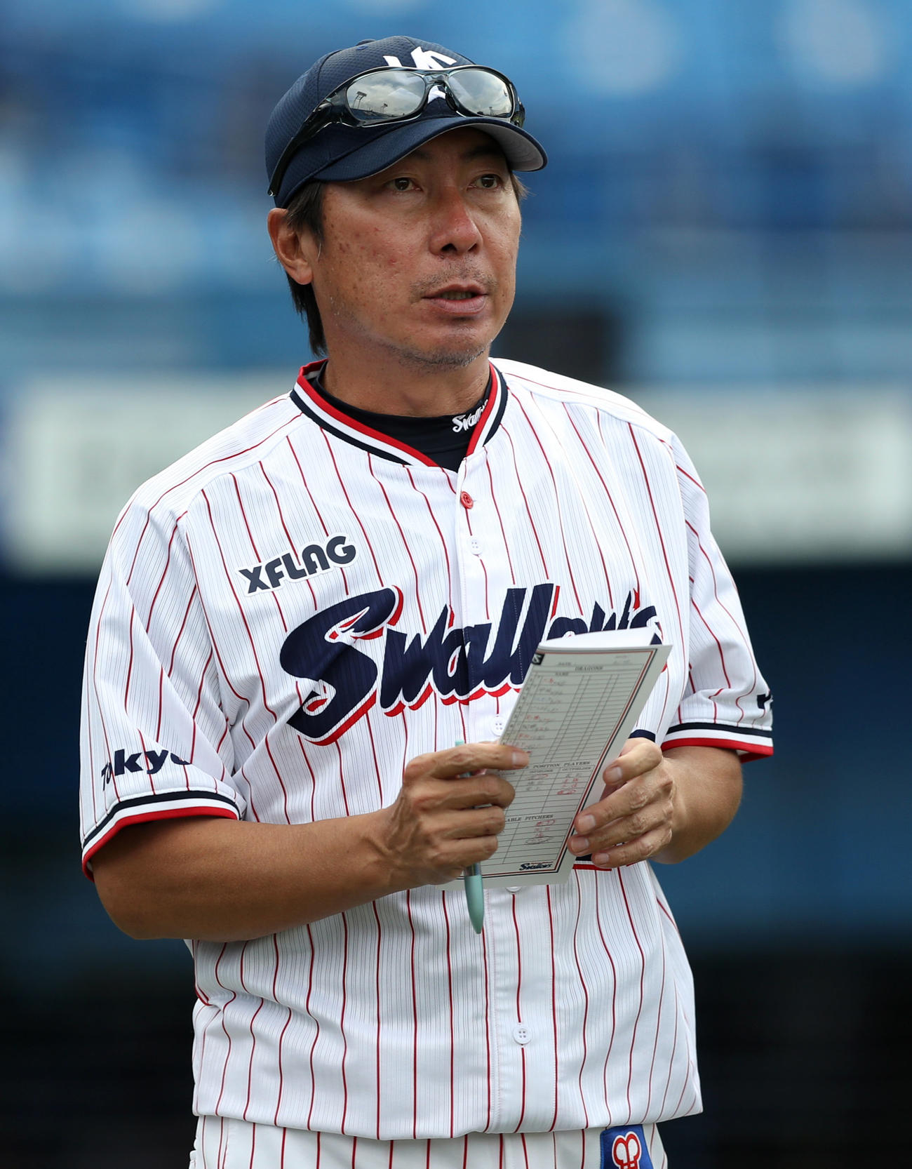 ヤクルト対中日　8回裏を終え、選手の交代を告げる高津監督（撮影・狩俣裕三）