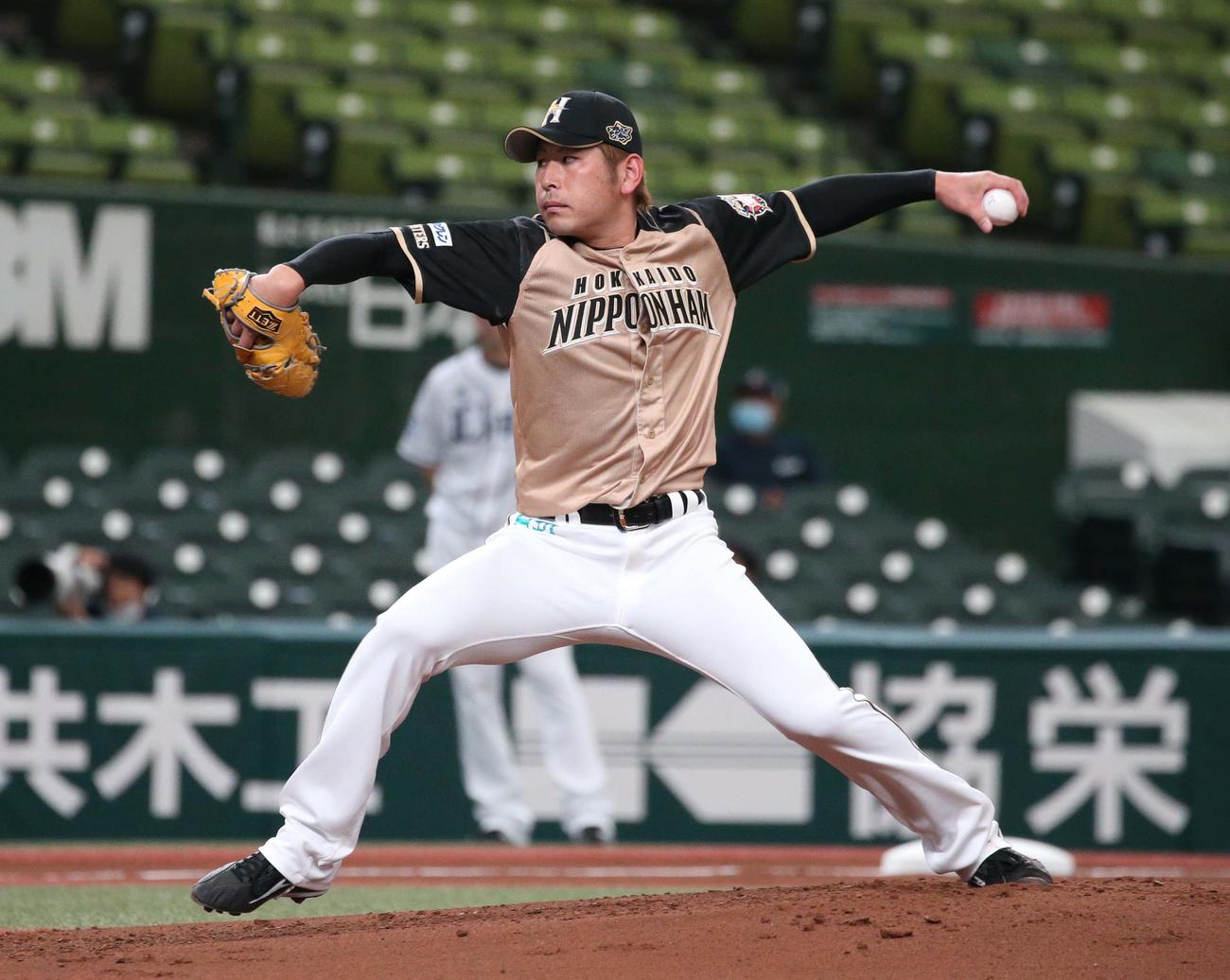 西武対日本ハム　日本ハム先発の加藤（撮影・黒川智章）