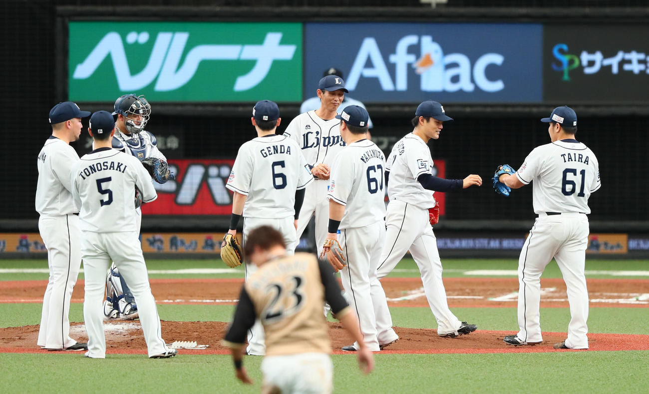 西武対日本ハム　7回途中2失点でマウンドを降りる西武松本（右から2人目）（撮影・足立雅史）
