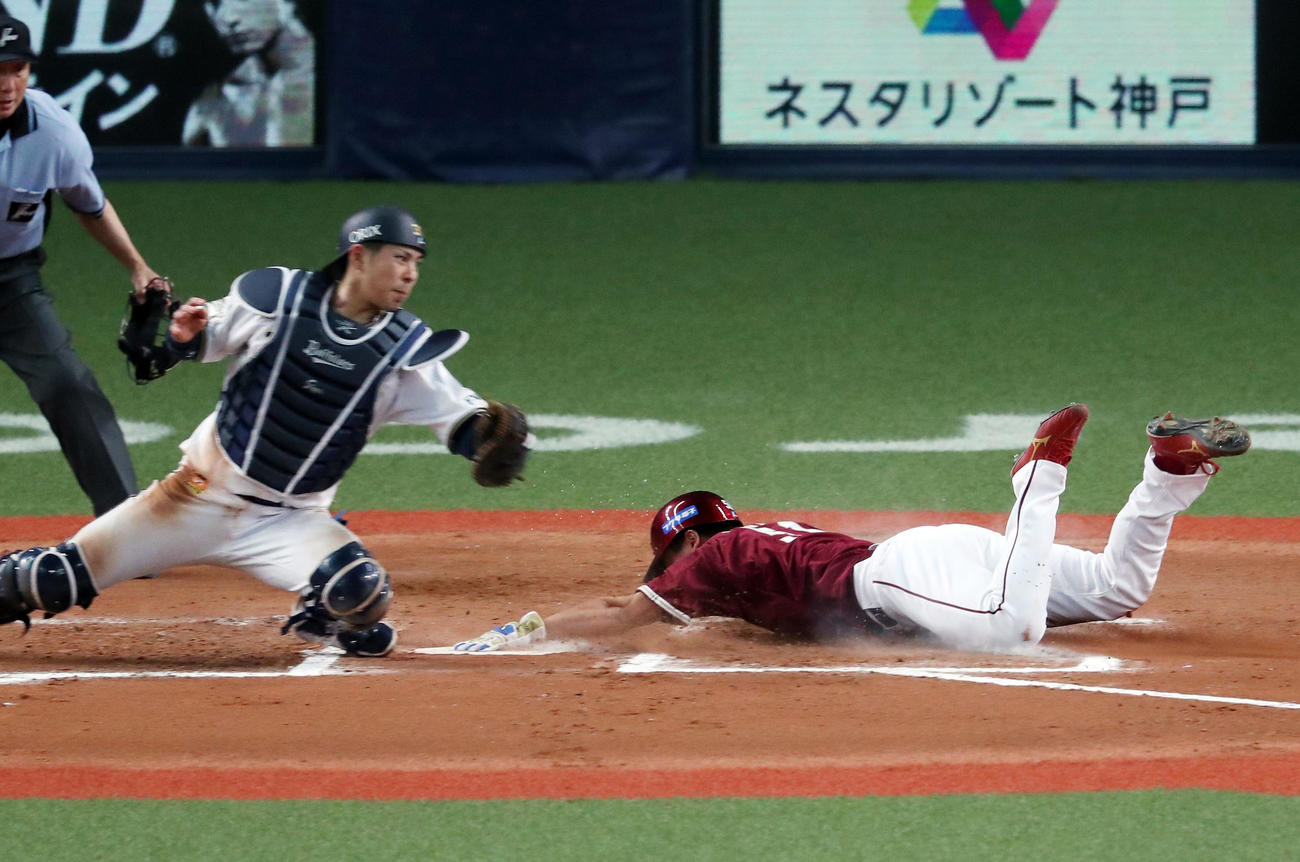 オリックス対楽天　10回表楽天2死一、二塁、銀次の適時打でヘッドスライディングで生還する二走小郷。捕手若月（撮影・前田充）