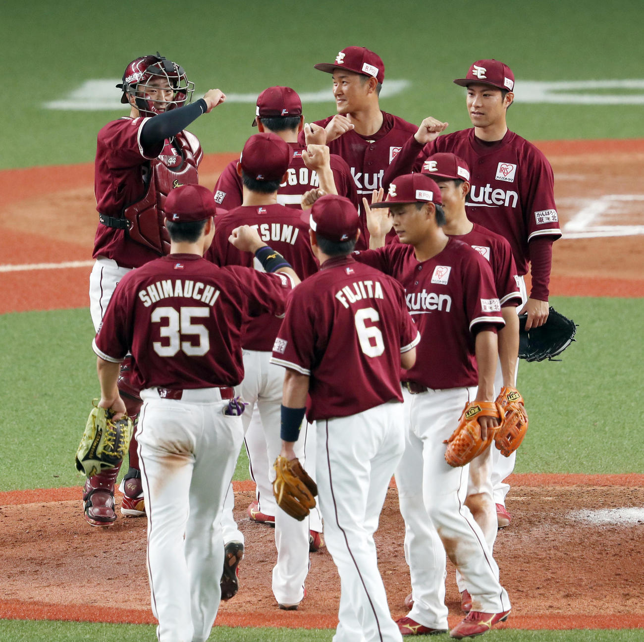 オリックス対楽天　オリックスに勝利し、ひじタッチを交わす楽天ナイン（撮影・前田充）