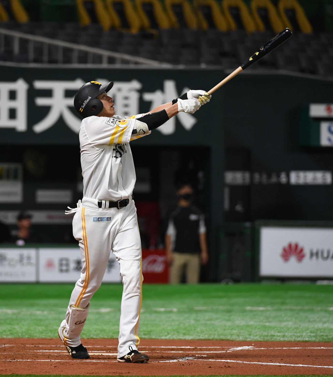 ソフトバンク対ロッテ　6回裏ソフトバンク無死、柳田悠岐は中越えに今季1号同点のソロ本塁打を放つ（撮影・今浪浩三）