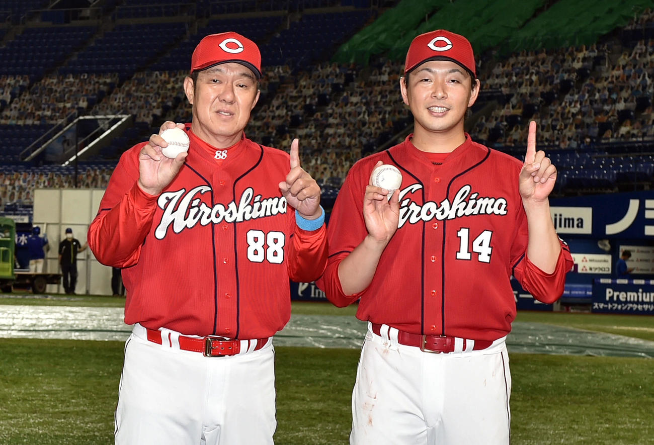 完投勝利で本塁打を放った広島大瀬良（右）は本塁打のボールを手に、監督初勝利の佐々岡監督はウイニングボールを手にポーズを決める（撮影・滝沢徹郎）