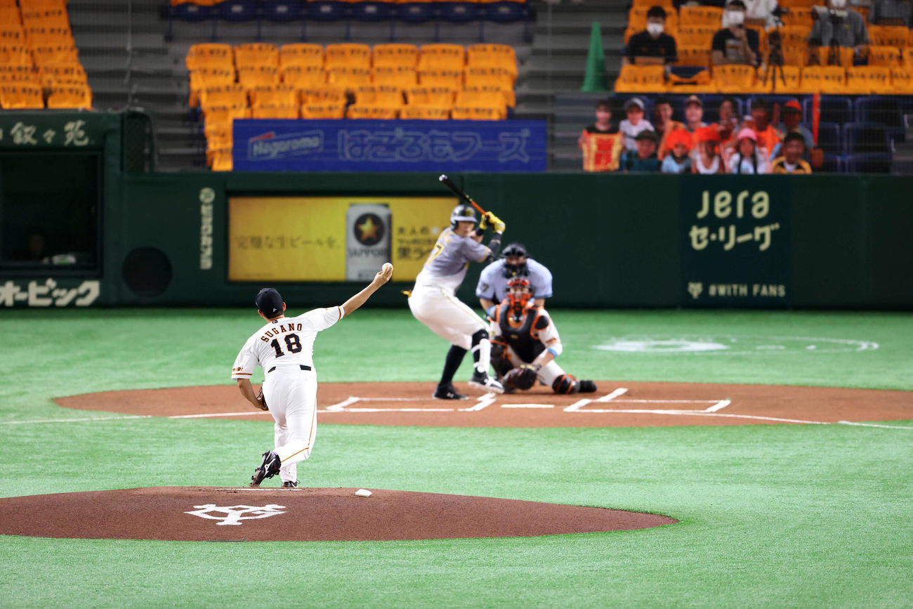 巨人対阪神　1回表阪神無死、糸井に開幕戦初球を投じる菅野（撮影・江口和貴）