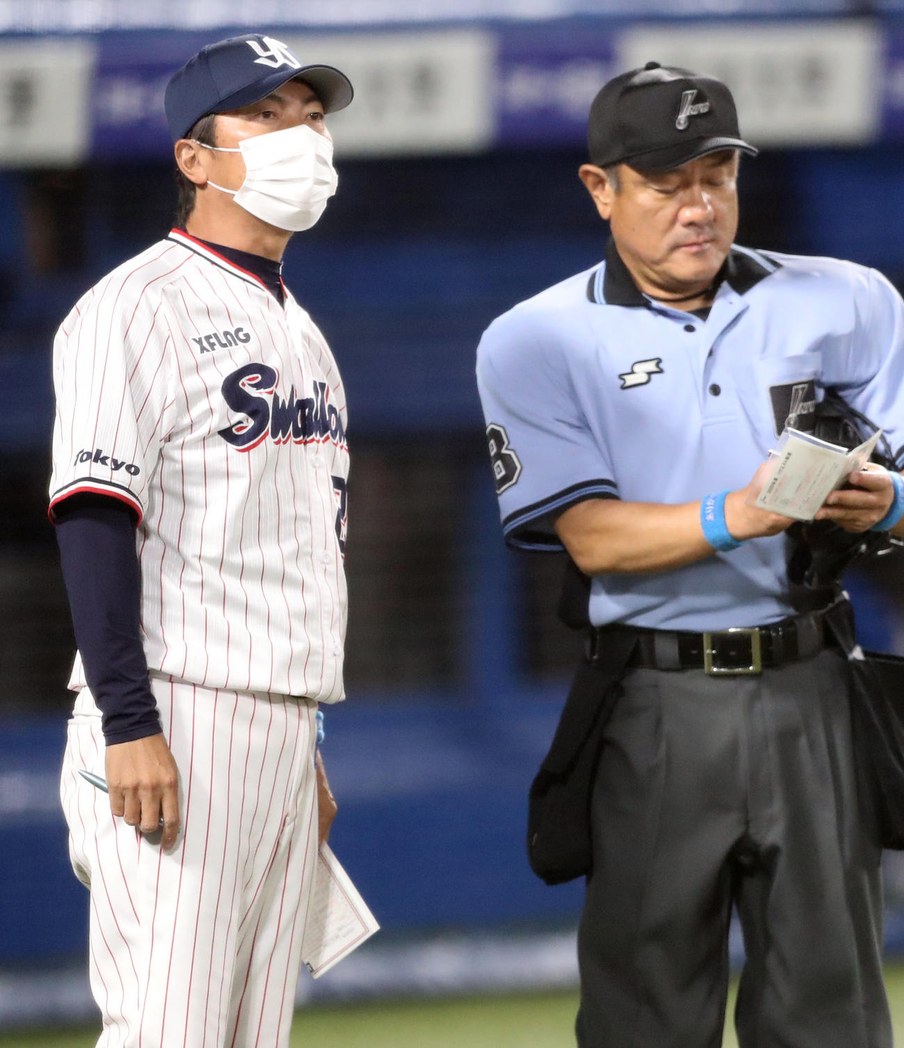 ヤクルト対中日　8回裏を終え、選手の交代を告げる高津監督（左）（撮影・狩俣裕三）