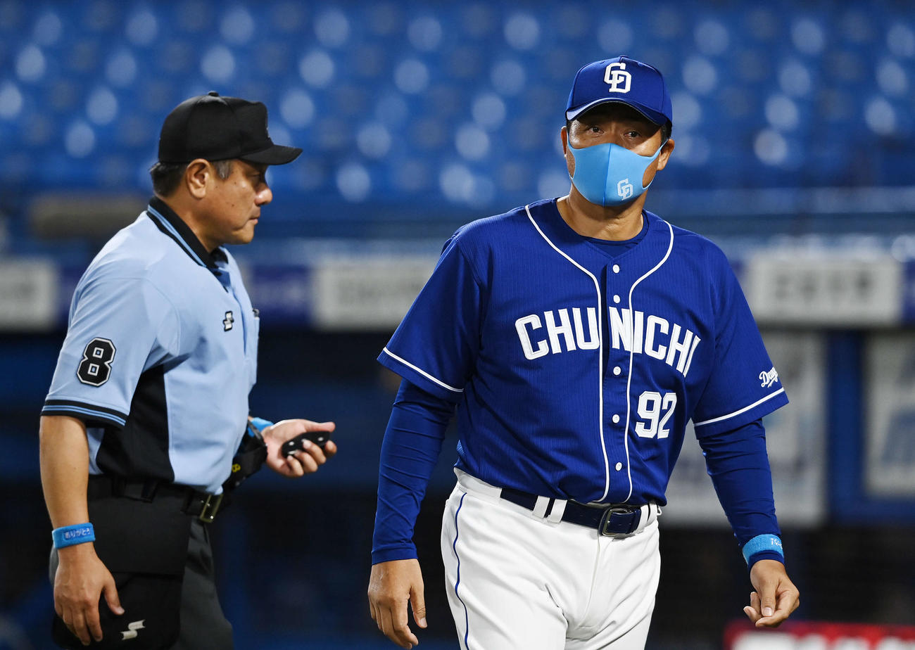 ヤクルト対中日　9回裏の投手交代を告げベンチへ戻る中日与田監督（撮影・鈴木みどり）