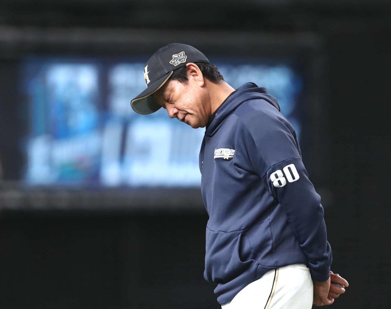 西武対日本ハム　選手交代を告げ渋い表情で引き揚げる栗山監督（撮影・黒川智章）