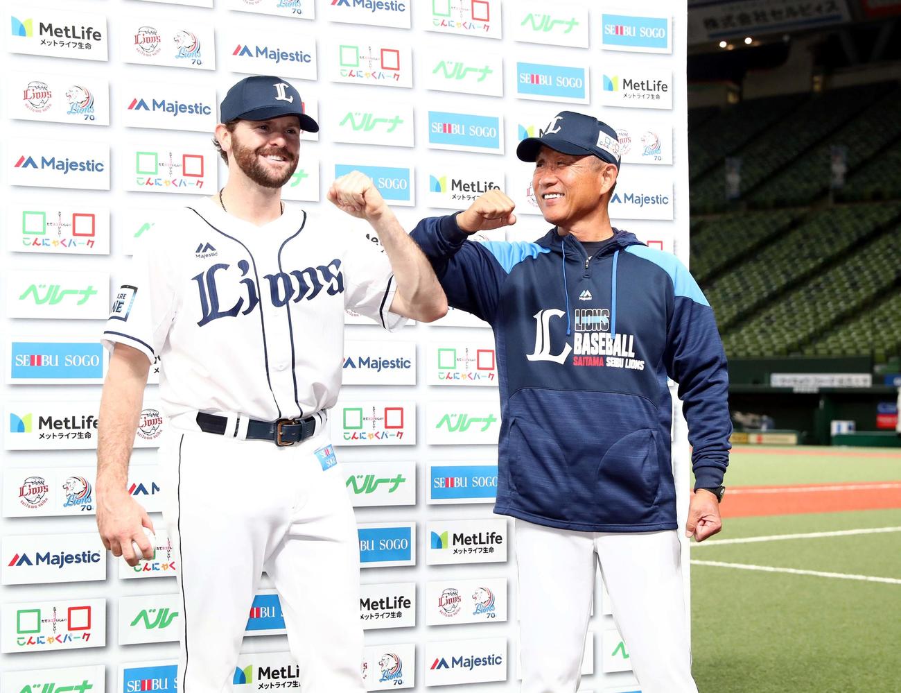 西武対日本ハム　試合後、勝利投手のニール（左）と放れてエルボータッチする辻監督（撮影・黒川智章）