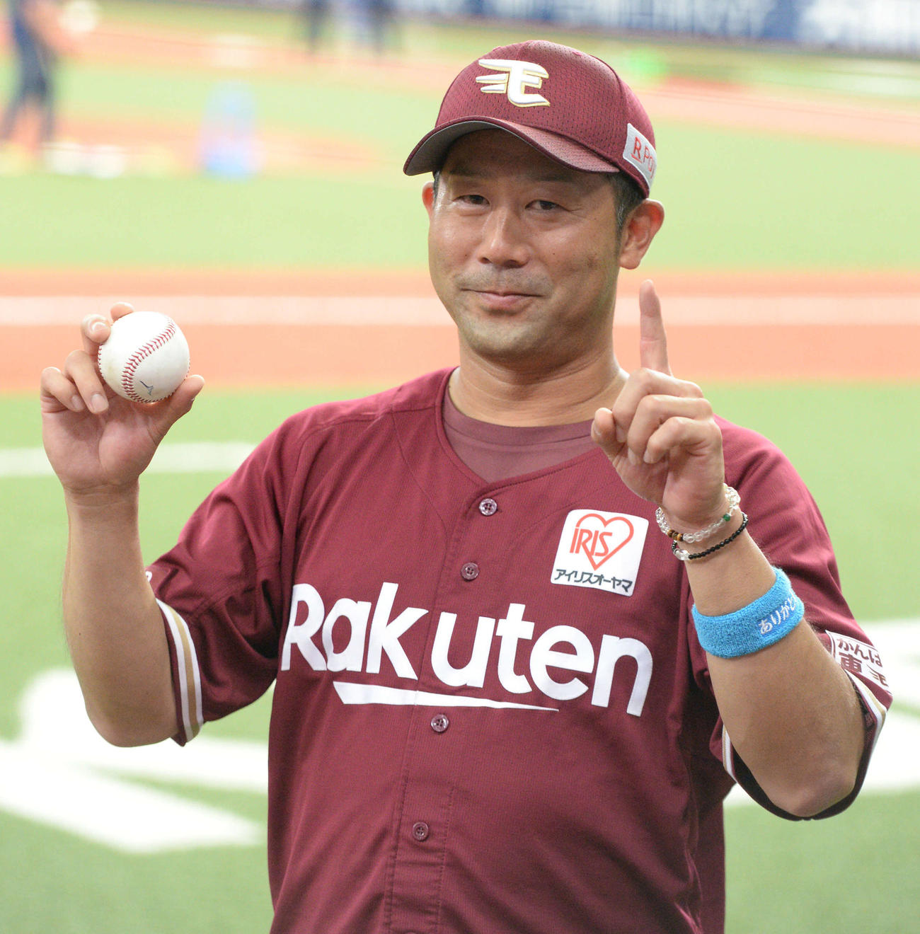 オリックス対楽天　楽天三木監督は1勝目のウイニングボールを手にする（撮影・渦原淳）