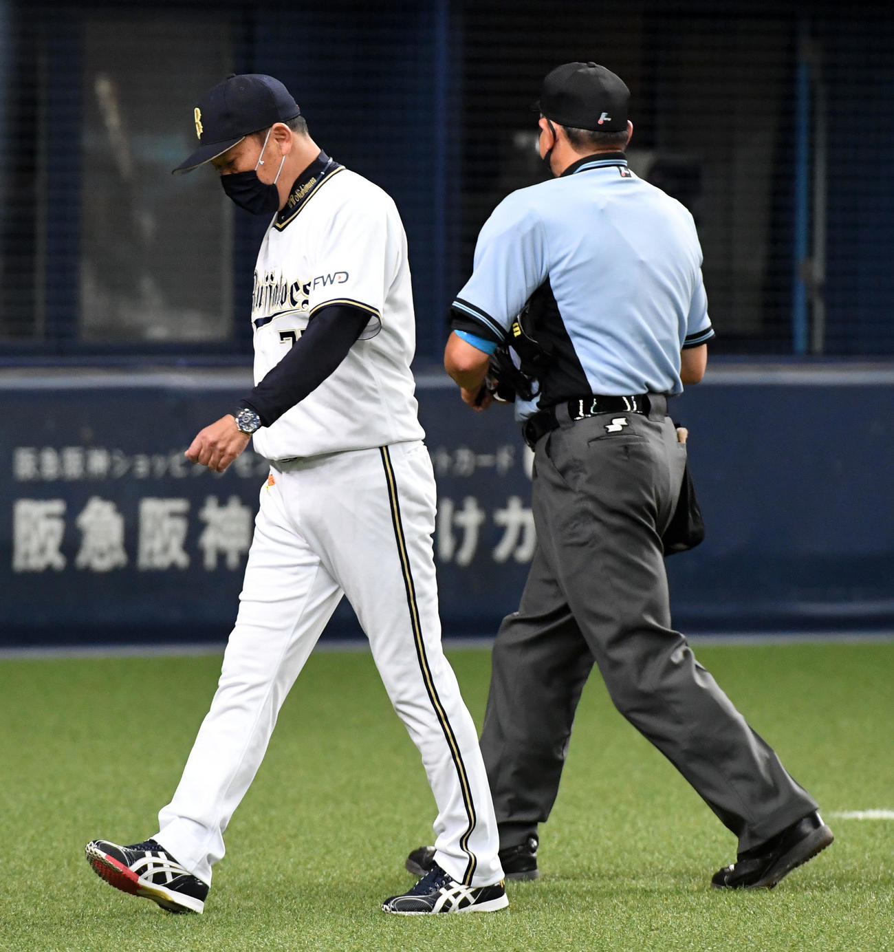 オリックス対楽天　8回、吉田一の交代を告げがっくりとベンチに戻る西村監督（撮影・前岡正明）