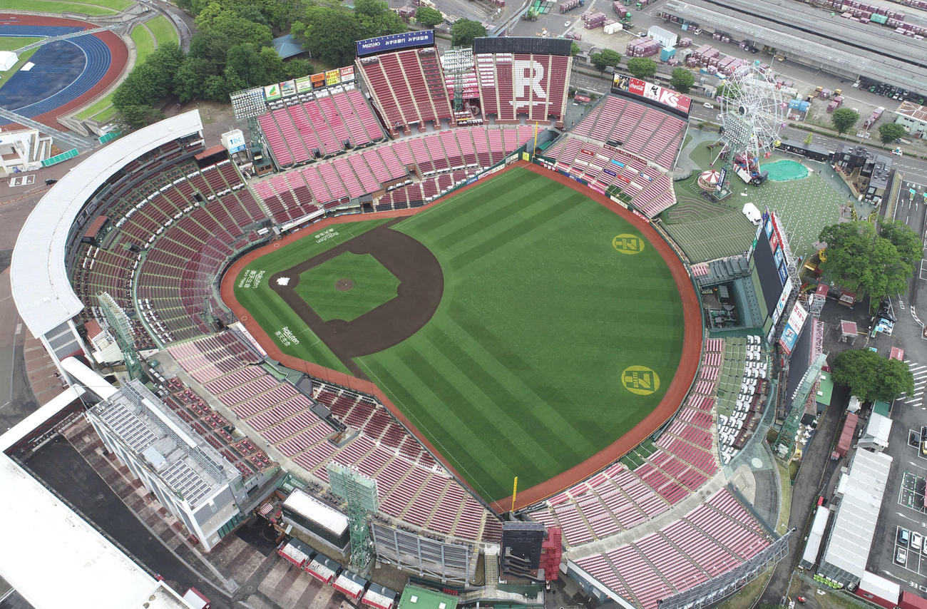 天然芝が整備され本拠地開幕を待つ楽天生命パーク（ドローン撮影・河野匠）