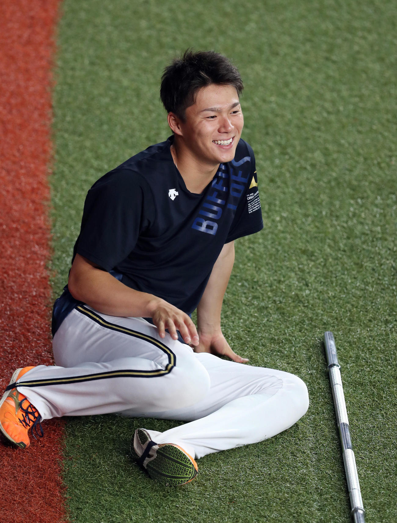 リラックスした表情を見せるオリックス山本（撮影・前田充）