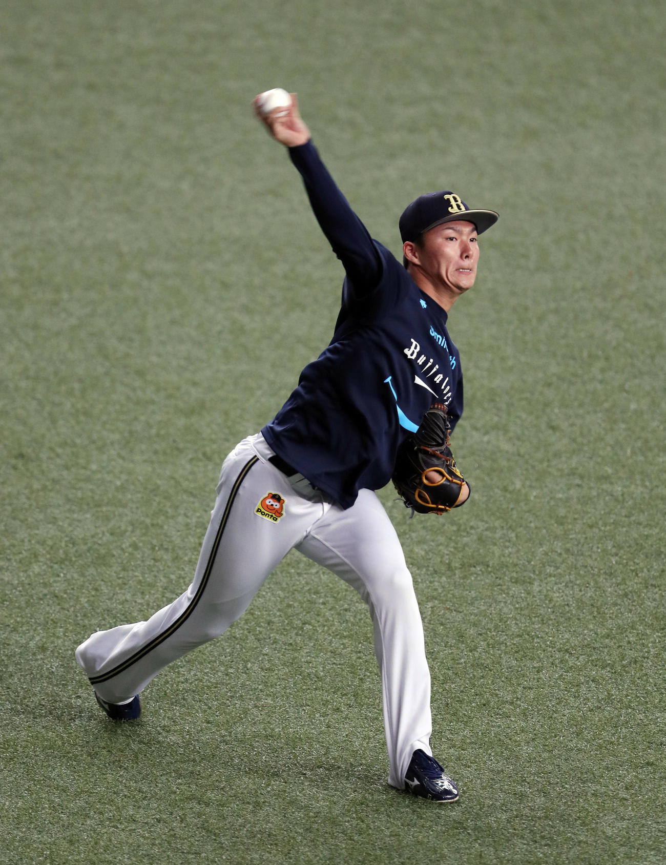 キャッチボールで調整するオリックス山本（撮影・前田充）