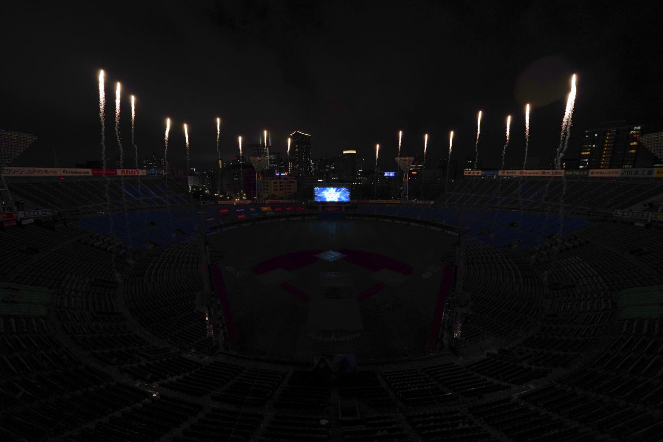 19日の開幕戦後、横浜スタジアムに花火が打ち上げられた（球団提供）