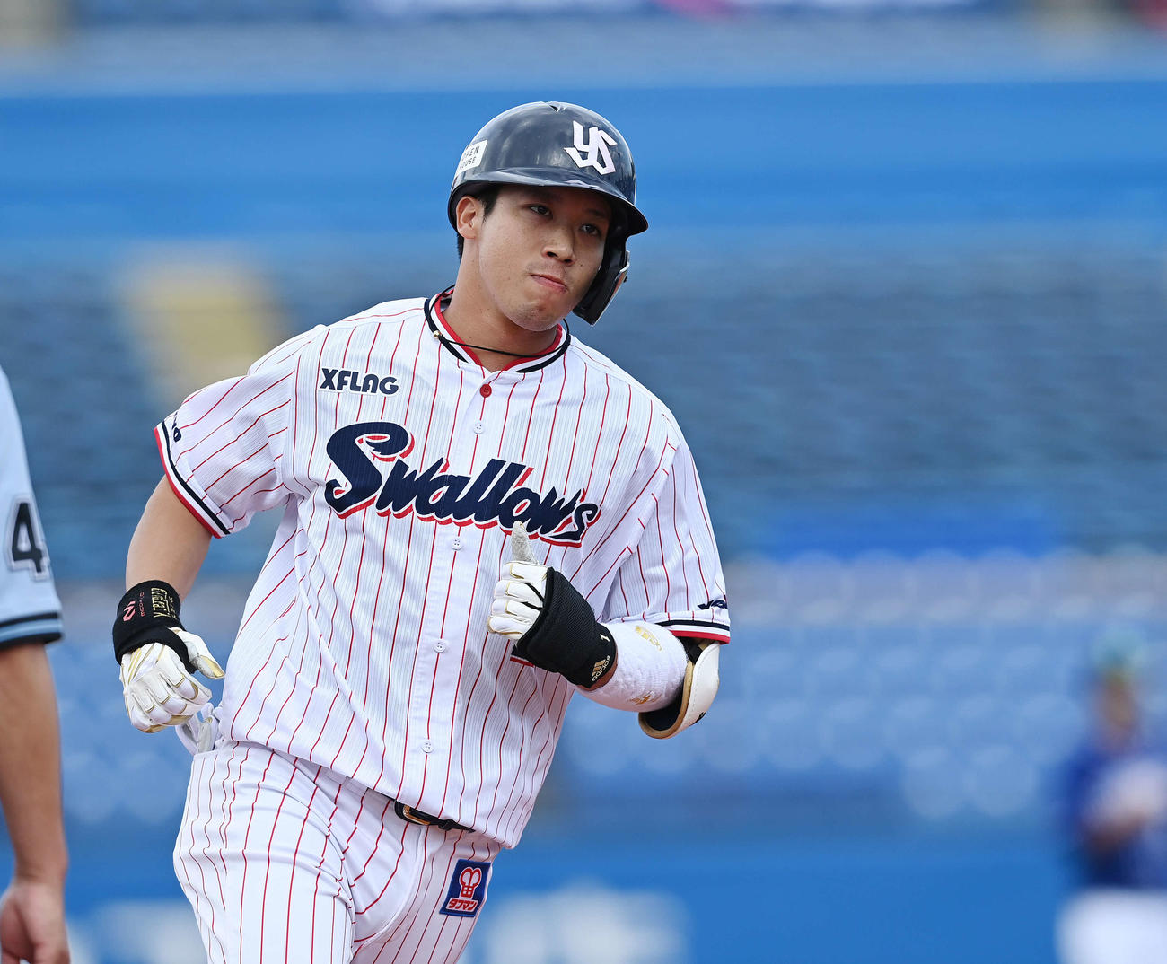 ヤクルト対中日　1回裏ヤクルト無死一塁、先制の中越え2点本塁打を放ちダイヤモンドをまわる山田哲（撮影・鈴木みどり）