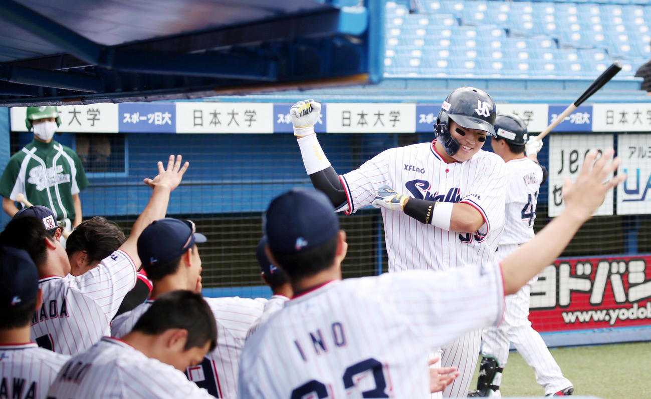 ヤクルト対中日　1回裏ヤクルト1死、ソロ本塁打を放ち、エアタッチをする村上（撮影・狩俣裕三）