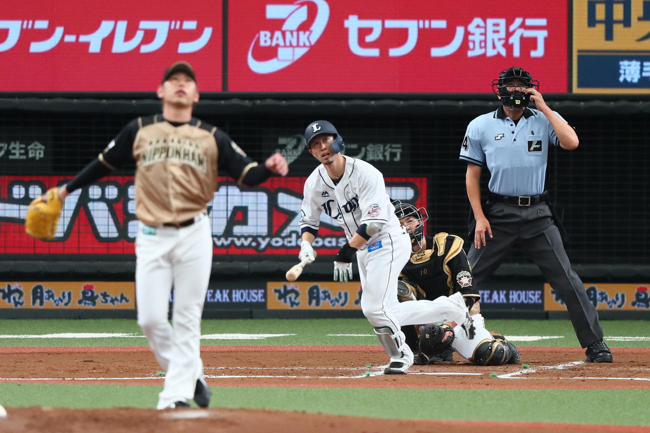 西武対日本ハム　2回裏西武無死、左越え本塁打を放つ外崎。投手加藤（撮影・足立雅史）
