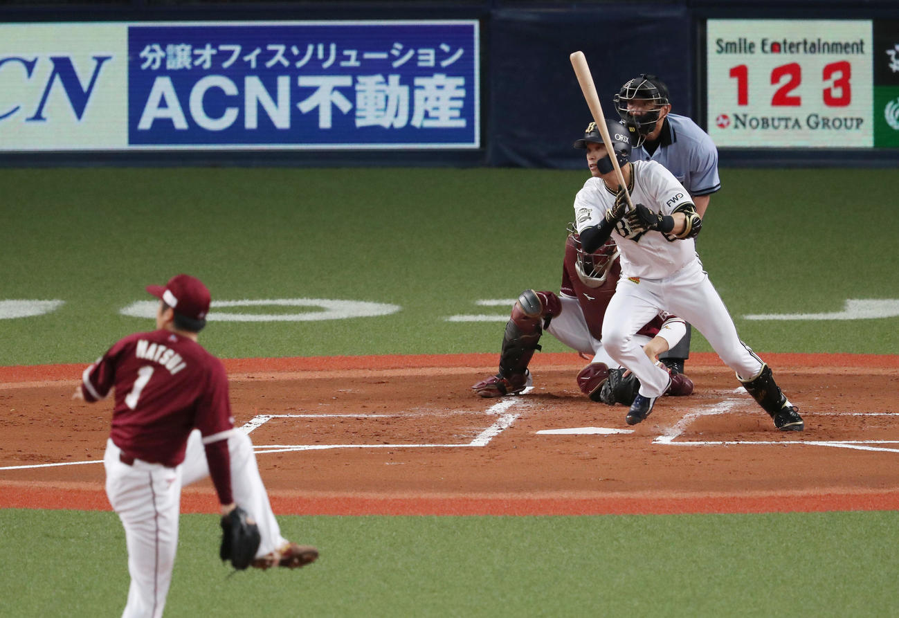 オリックス対楽天　1回裏オリックス2死一、三塁、先制の右前適時打を放つ中川圭太。投手松井裕樹（撮影・前田充）