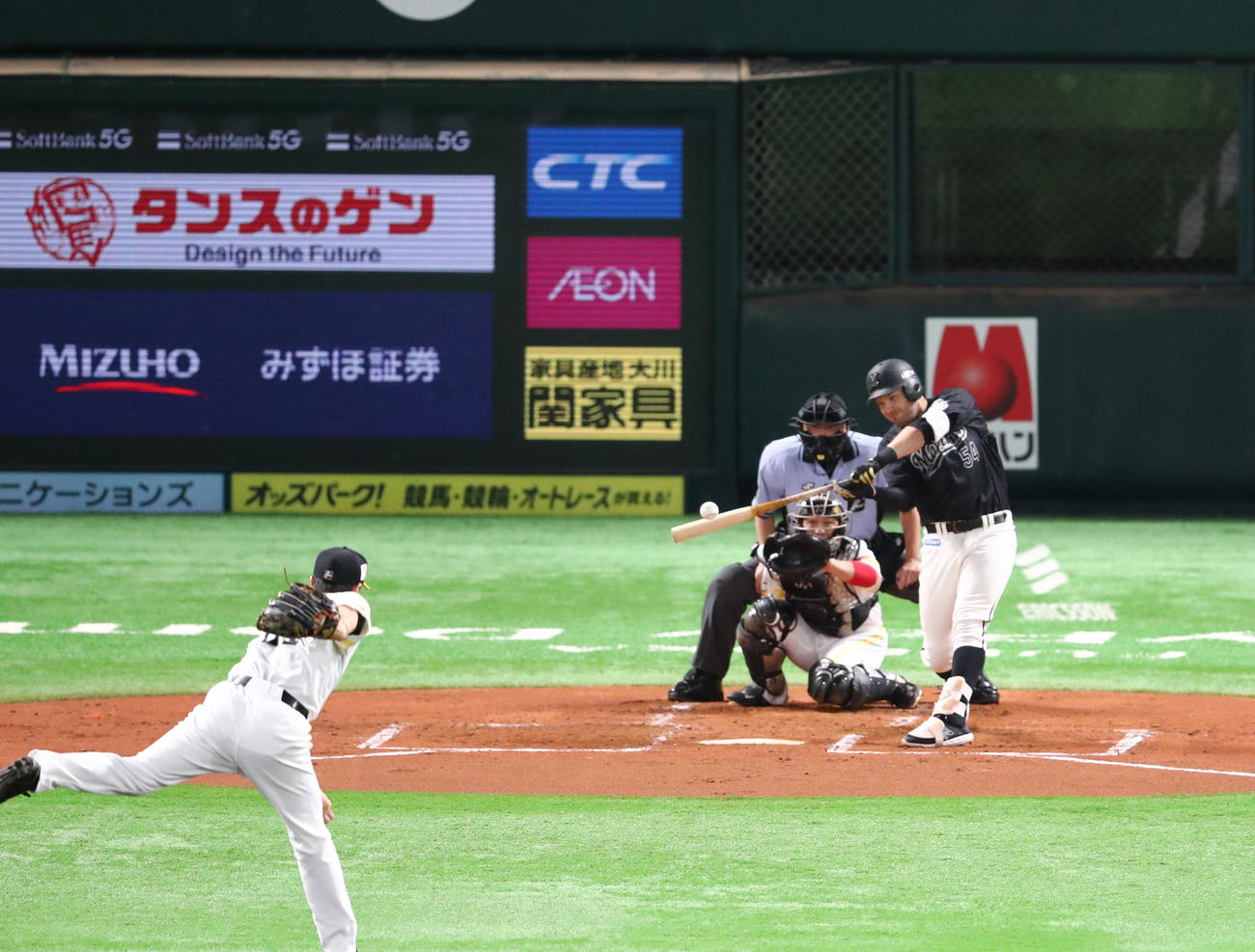 ソフトバンク対ロッテ　2回表ロッテ無死、レアードは左越えに先制本塁打を放つ（撮影・梅根麻紀）
