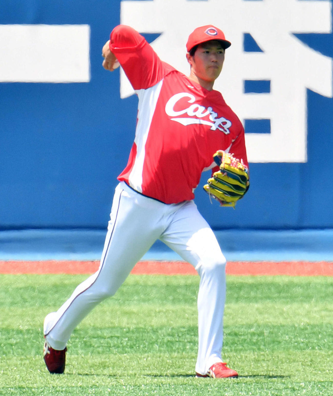 DeNA対広島　試合前練習でキャッチボールで調整する広島森下（撮影・滝沢徹郎）