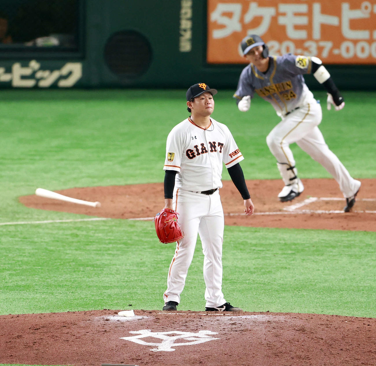 巨人対阪神　4回表阪神2死、原口（右）に同点ソロ本塁打を浴びる田口（撮影・江口和貴）
