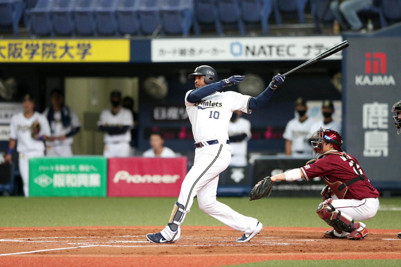 オリックス対楽天2回戦　3回裏オリックス無死一塁、アダム・ジョーンズは左前打を放つ（撮影・上山淳一）