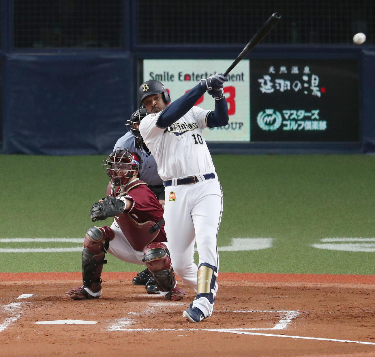 オリックス対楽天　3回裏オリックス無死一塁、左前打を放つアダム・ジョーンズ（撮影・前田充）