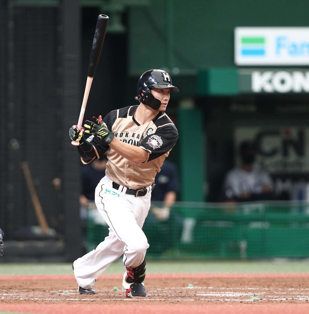 西武対日本ハム　4回表日本ハム無死、右前に通算1000本安打を放つ西川（撮影・黒川智章）