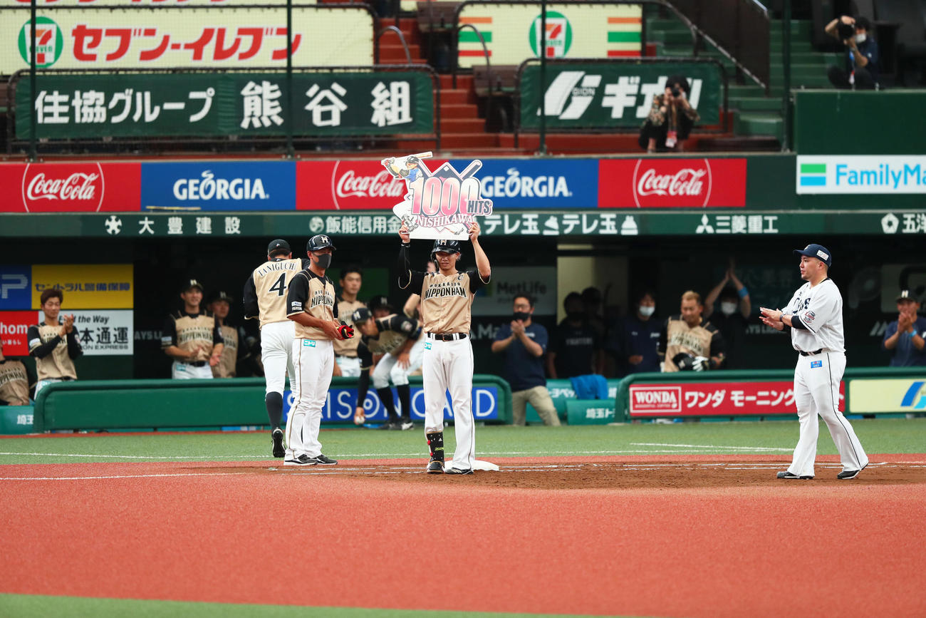 西武対日本ハム　4回表日本ハム無死、右前打を放ち通算1000安打を達成した西川（撮影・足立雅史）