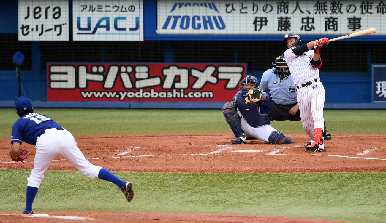 ヤクルト対中日　3回裏ヤクルト2死、右越え本塁打を放つ塩見（撮影・横山健太）