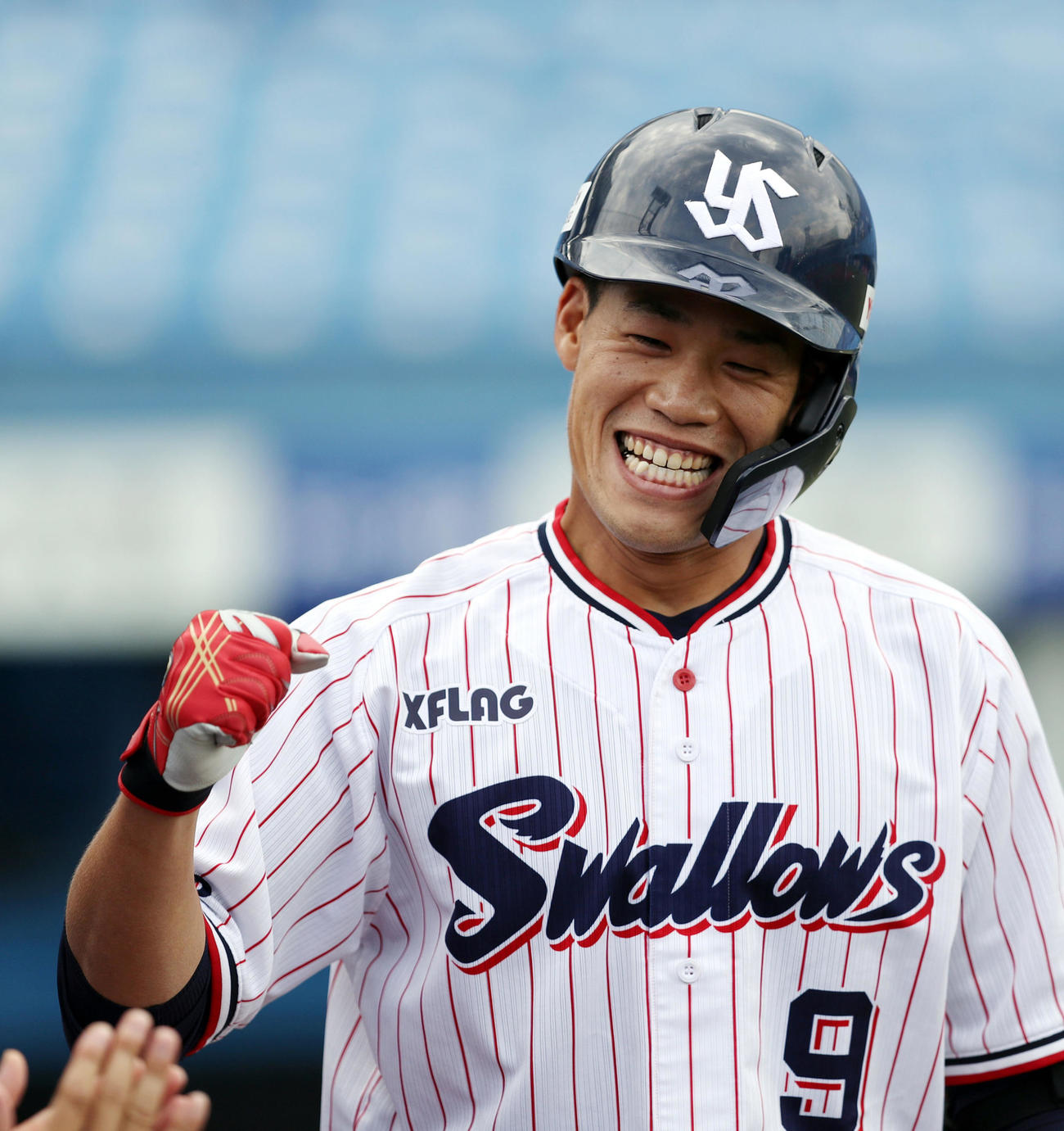 ヤクルト対中日　3回裏ヤクルト2死、ソロ本塁打を放ち、ベンチでガッツポーズを見せる塩見（撮影・狩俣裕三）