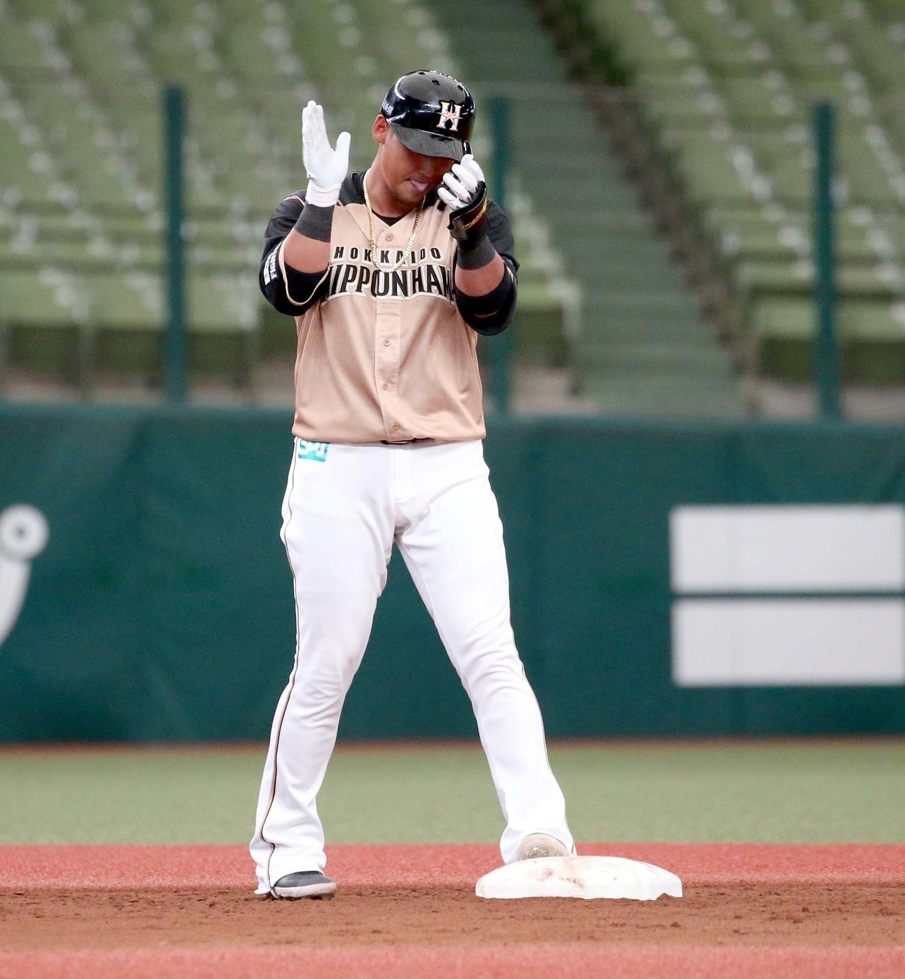西武対日本ハム　4回表日本ハム1死一、二塁、右越え2点適時二塁打を放ち手をたたく中田（撮影・黒川智章）