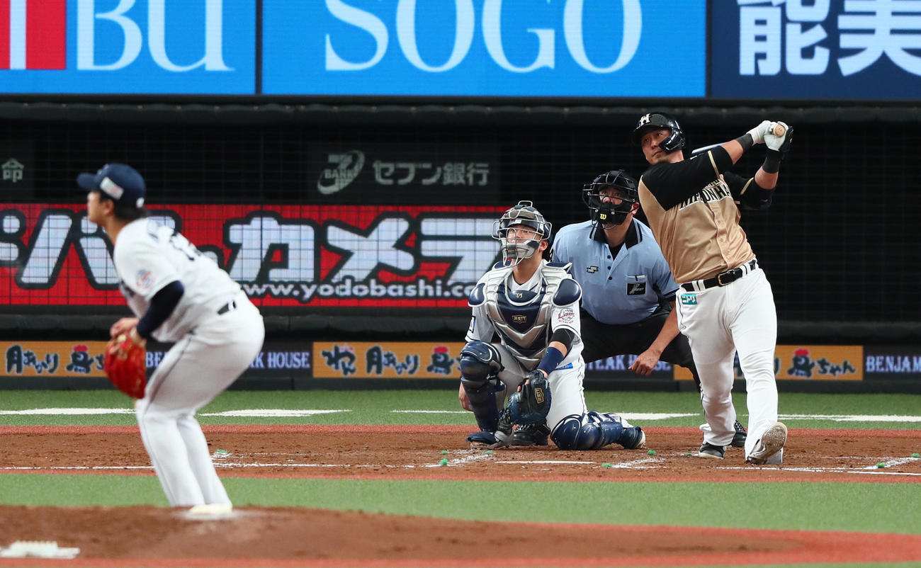 西武対日本ハム　4回表日本ハム1死一、二塁、中田は右越え適時二塁打を放つ。投手松本（撮影・足立雅史）