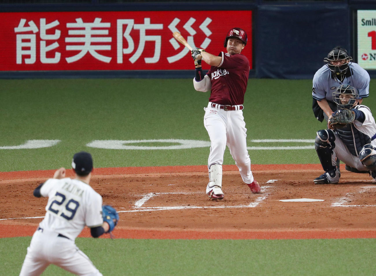 オリックス対楽天　4回表楽天無死二塁、同点となる右前適時打を放つ島内。投手田嶋（撮影・前田充）