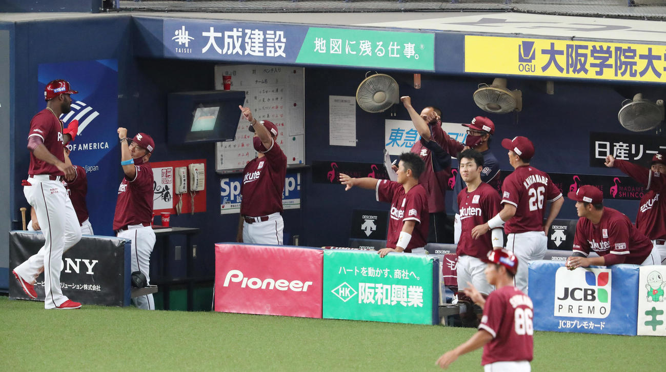 オリックス対楽天　4回表楽天無死二塁、島内の同点適時打で生還したブラッシュ（左端）を迎える楽天ナイン。左から3人目は三木監督（撮影・前田充）