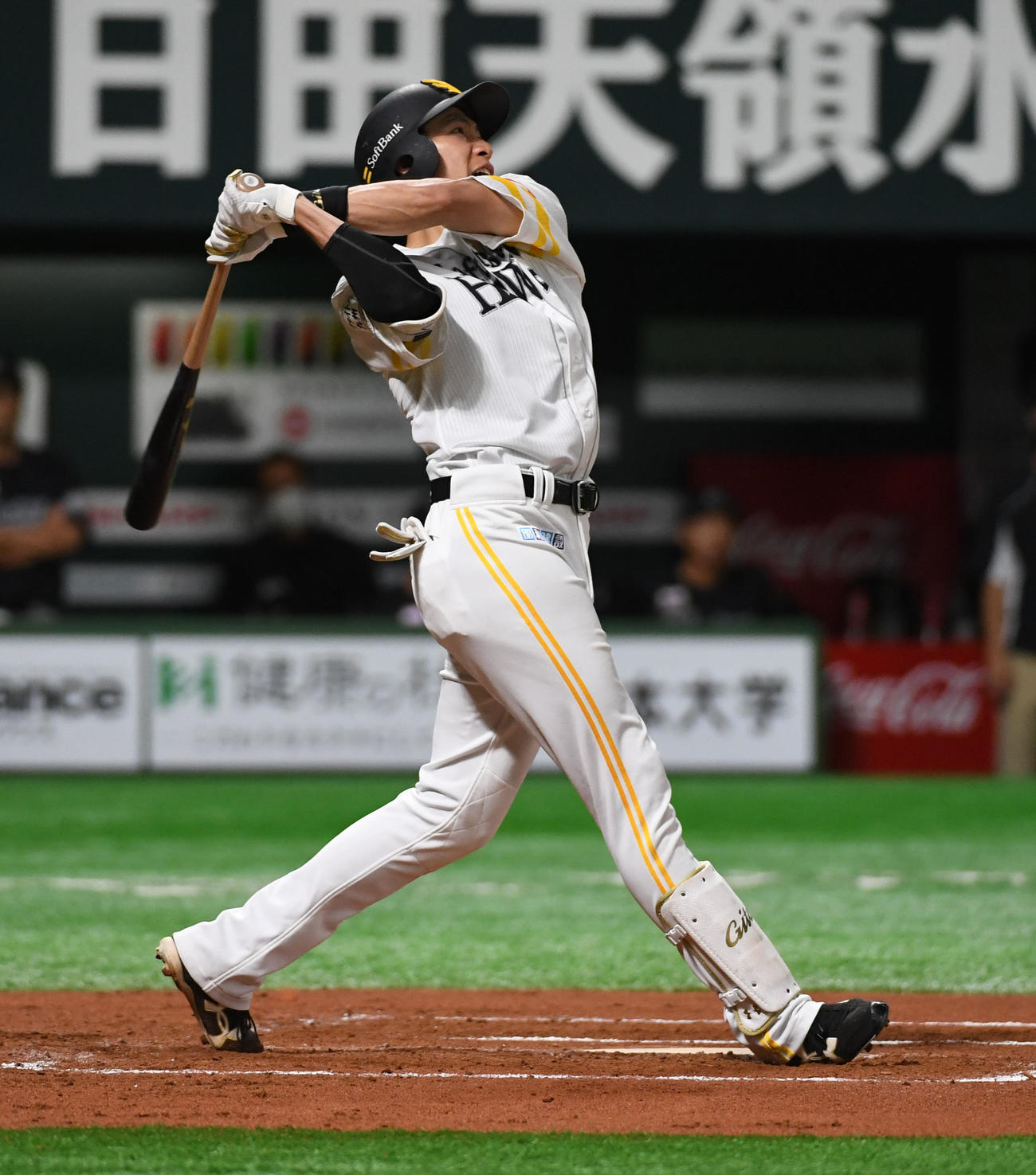 ソフトバンク対ロッテ　6回裏ソフトバンク無死、柳田悠岐は中越えに今季1号同点のソロ本塁打を放つ（撮影・今浪浩三）