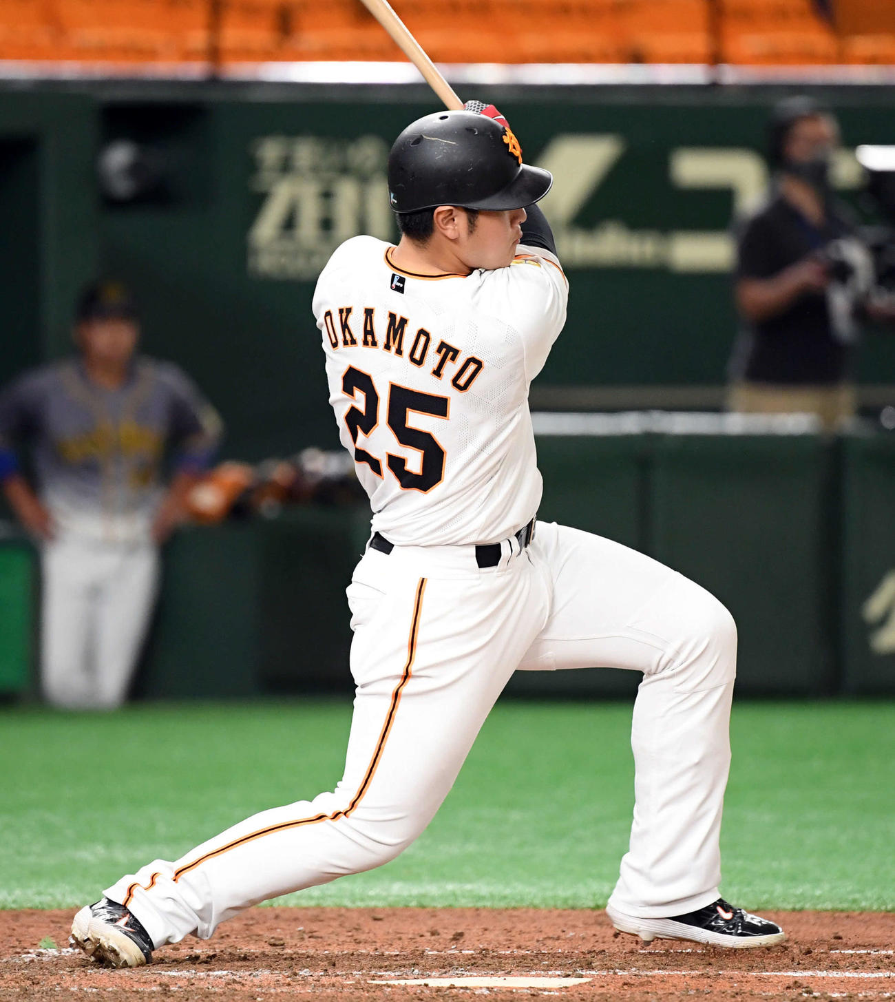 巨人対阪神　4回表阪神1死三塁、左越えに適時二塁打を放つ岡本（撮影・たえ見朱実）