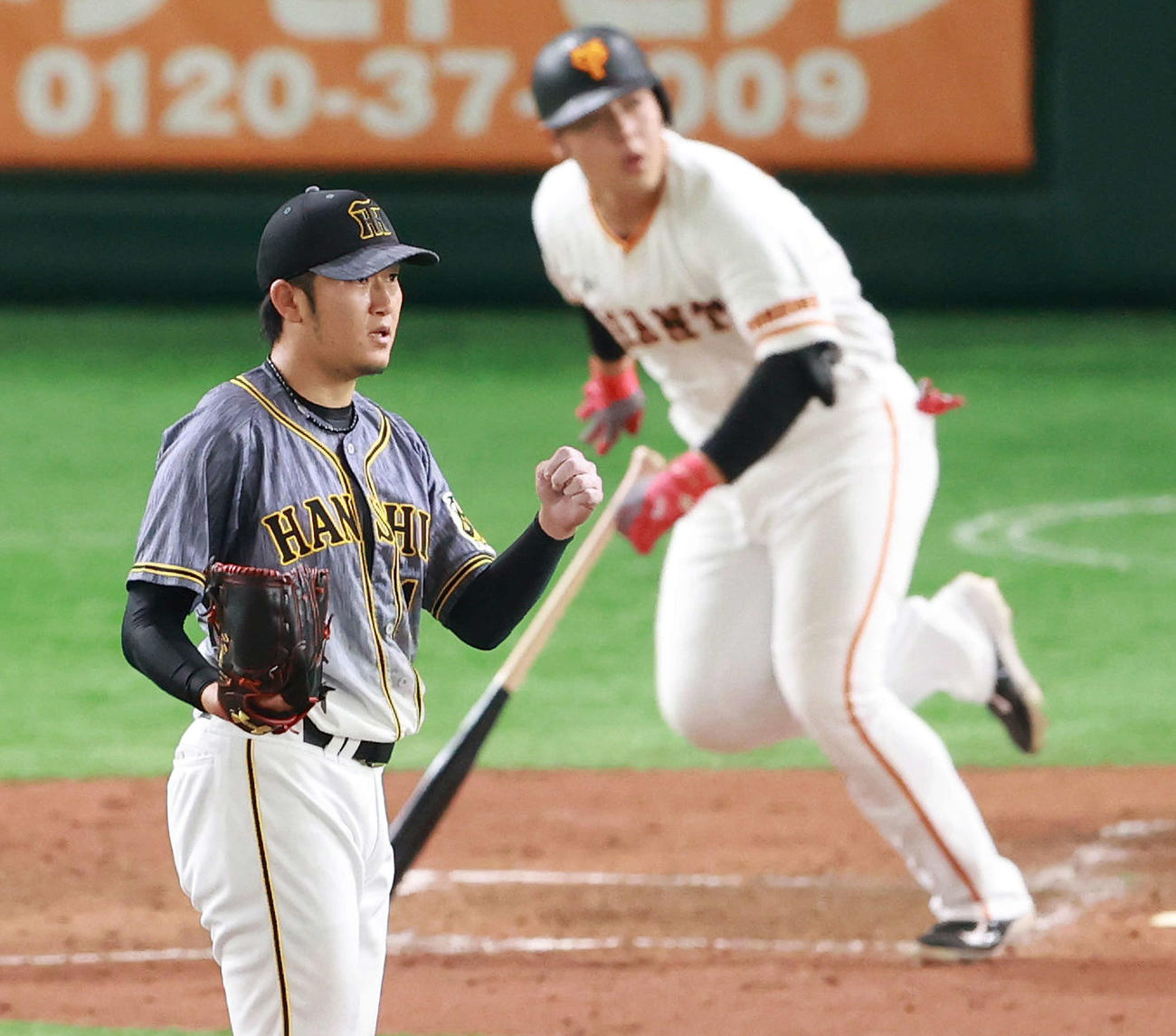 巨人対阪神　4回裏巨人1死三塁、岡本（右）に適時二塁打を浴びる岩貞（撮影・江口和貴）